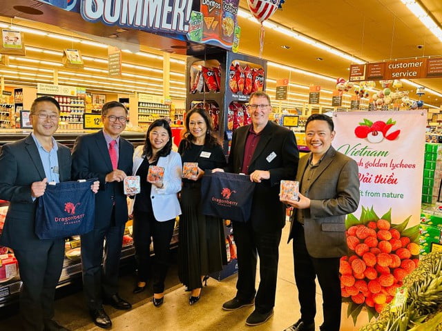 Tổng Lãnh sự Việt Nam tại San Francisco Hoàng Anh Tuấn vui mừng chào đón trái vải Việt Nam tại lễ khai trương bán hàng tại siêu thị Safeway